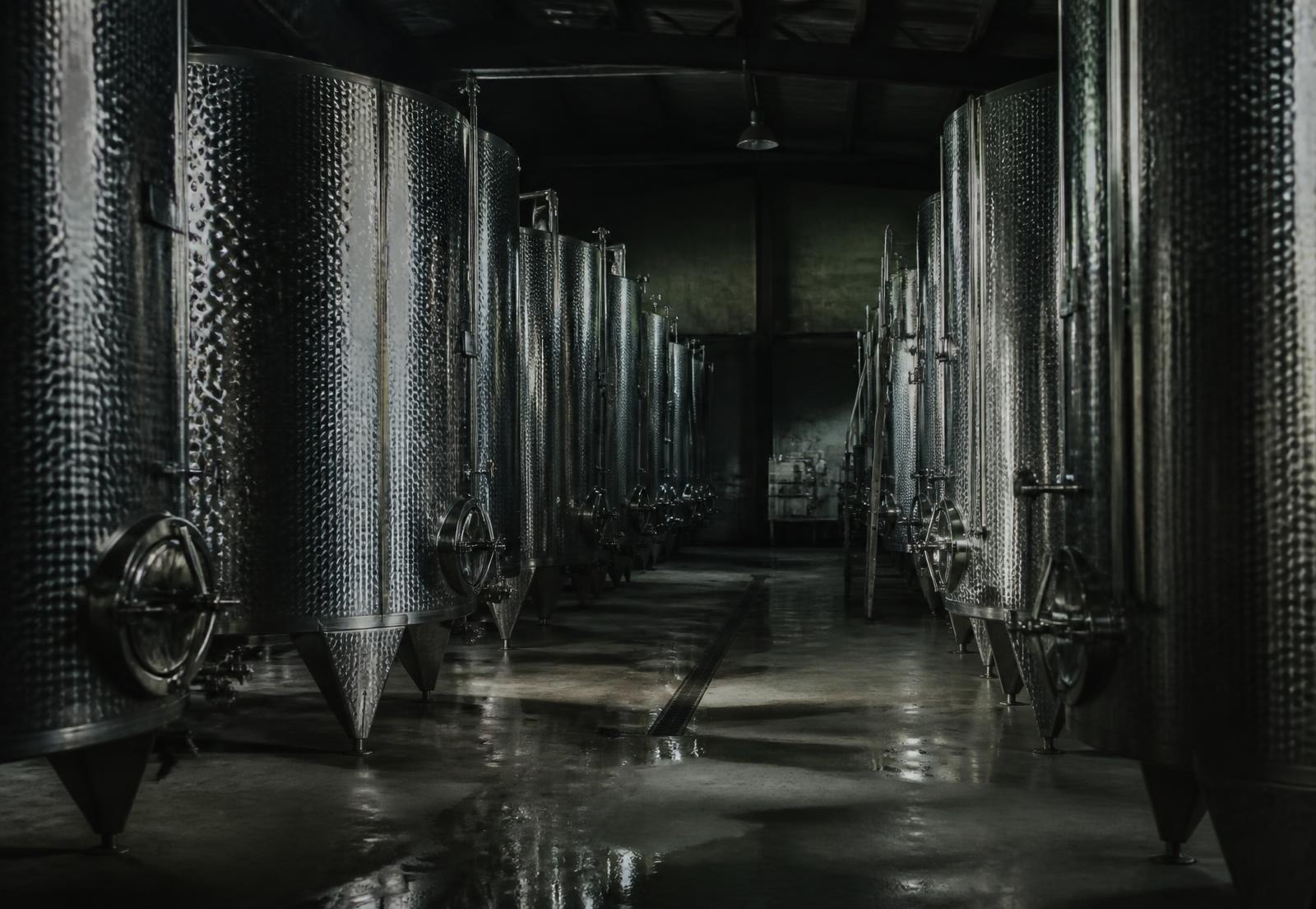 Depósitos de acero inoxidable en la bodega de aceite